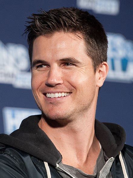 robbie amell|robbie amell wikipedia.